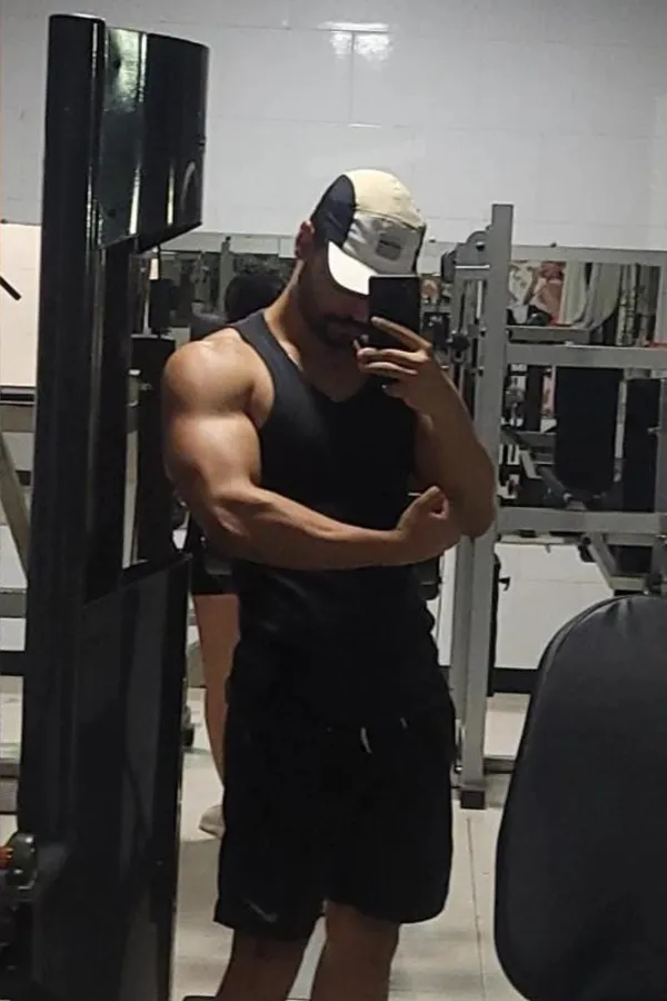 O mesmo aluno depois do acompanhamento, com mais massa muscular nos braços e ombros